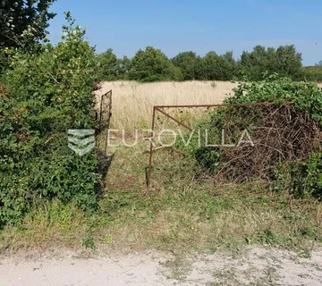 Pula, građevinsko zemljište za 4 stambene jedinice 1776 m2 - medulinska cesta