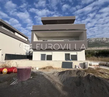Kaštel Sućurac, trosoban stan u prizemlju s privatnim vrtom - cover