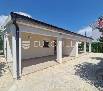 Vir, kuća s dva apartmana, 6 spavaćih soba i velikim privatnim dvorištem
