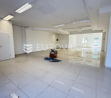 Pula, Monvidal, prizemni poslovni prostor s pet parkirnih mjesta 130 m²