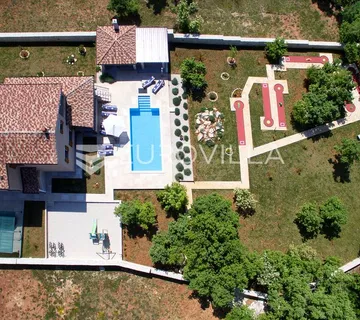 Istra, Svetvinčenat, 294 m² villa, bazen, jacuzzi te multifunkcionalno igralište na 2000 m² okućnice - cover