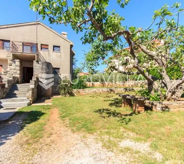 Istra, Medulin, samostojeća kuća sa više stambenih jedinica, pogled more
