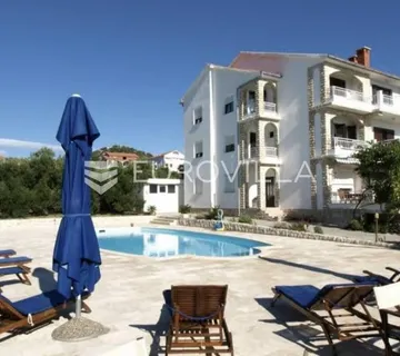Otok Rab, Barbat, villa sa pet apartmana 500 m² s bazenom - Barbat na Rabu