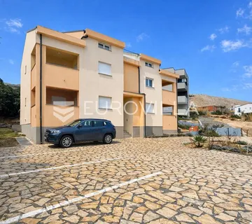Otok Pag, Pag, namješten dvosoban stan sa spektakularnim pogledom na more