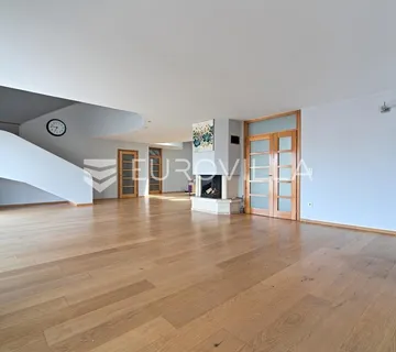 Osijek, Gornji Grad, Najam, dvoetažni stan uredi 243 m² zatvorenog prostora