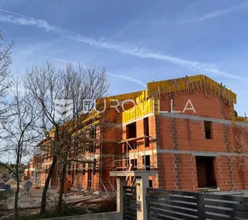 Poreč, prekrasan i moderan trosobni stan u kući u nizu od 125 m2 s velikim vrtom