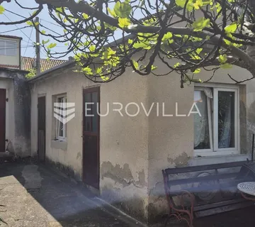 Novi Vinodolski, dvojna kuća s pogledom na more, samo 50m od plaže - cover