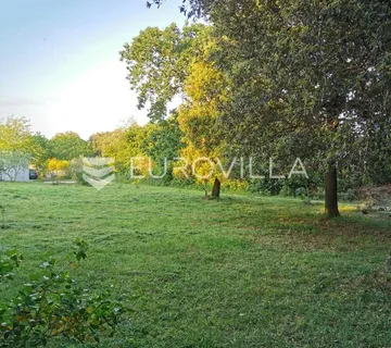 Ližnjan, veliko građevinsko zemljište 1100 m2 u širem centru mjesta