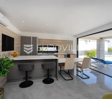 Zadar, Vir, luksuzna villa sa šest stambenih jedinica, samo 250m od mora
