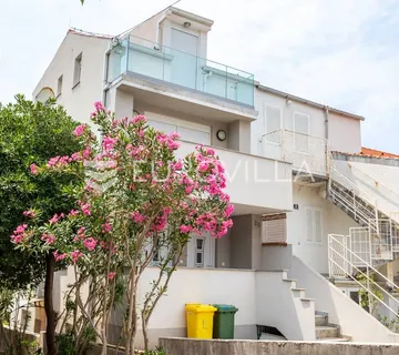 Novalja, novouređena kuća s tri apartmana u centru grada