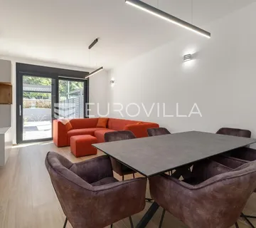Istra, Poreč, suvremena kuća s privatnim vrtom, jacuzzijem i saunom