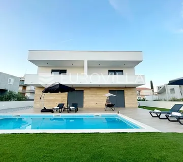Vodice, prekrasna vila s apartmanima