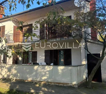Istra, Poreč, kuća s dva stana, okućnicom i građevinskim terenom od 1687 m², PRILIKA - Jehnići, Poreč