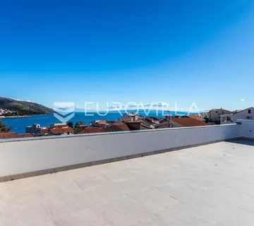 Čiovo, Okrug Gornji, trosoban penthouse s prostranim terasama i pogledom na more, 88.57 m² - cover