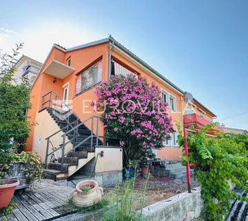 Senj, kuća 200 m² s dva odvojena stana na lokaciji blizu mora