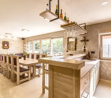 Šestinski dol, luksuzna vila 370 m2 s bazenom na zemljištu 800 m2 - cover