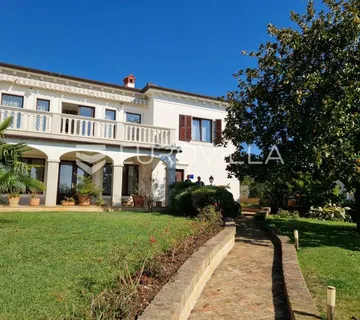 Umag, vila prvi red do mora