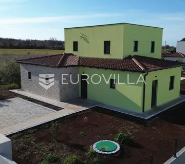Istra, Poreč, samostojeća kuća s lijepom okućnicom - Gedići