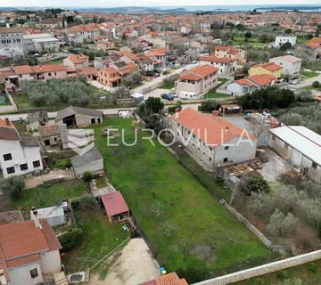 Istra, Vodnjan, 1043 m² građevinskog zemljišta s postojećim objektom