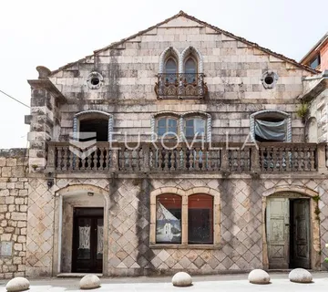 Sinj, strogi centar, kuća s velikim potencijalom