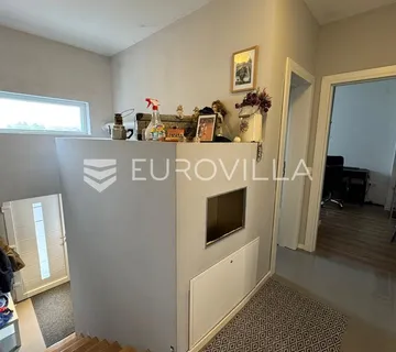 Đakovo, moderan trosoban stan s balkonom, 83 m²