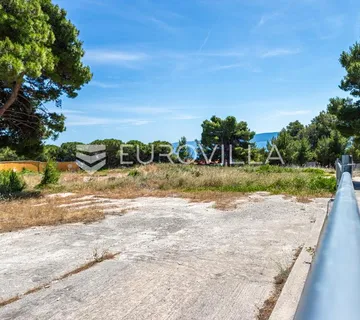 Brač, Bol, građevinsko zemljište s dozvolom, 733 m²