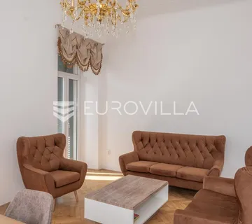 Rijeka, Centar, prostrani dvosoban stan 84 m², balkon