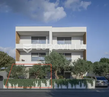 Brodarica, dvosoban stan s vrtom u novogradnji, prvi red do mora - Brodarica, Šibenik