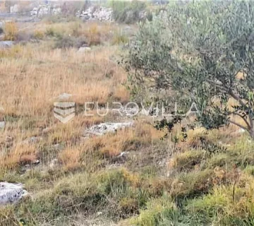 Šestanovac, Žeževica, građevinsko zemljište uz glavnu cestu - Žeževica, Šestanovac