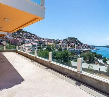 Šibenik, plaža Banj, prekrasan trosoban stan s pogledom na more, 128,30 m²