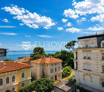 Opatija, centar, luksuzan penthouse 220 m² s krovnom terasom i dva parkirna mjesta