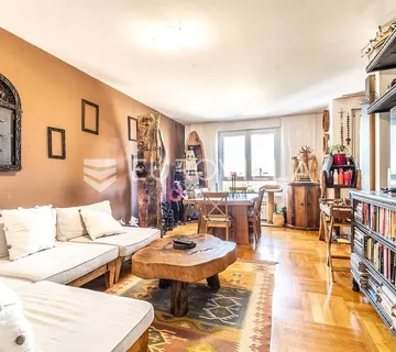 Zagreb, Svetice, simpatičan dvoetažan peterosoban stan 2 garažna parkirna mjesta, 130.56 m²