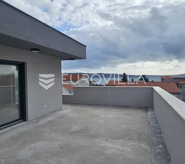 Kaštela penthous s pogledom na more, trosoban stan 148,6 m², garaža za dva automobila - cover
