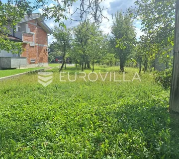 Karlovac, Švarča, građevinsko zemljše 1612 m² na mirnoj lokaciji