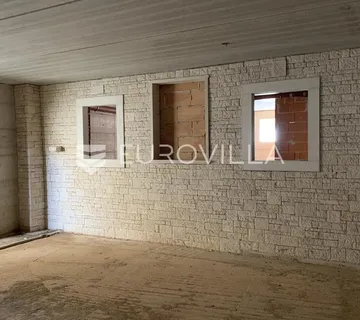 Istra, Novigrad, skladišni prostor 621 m² na izvrsnoj lokaciji