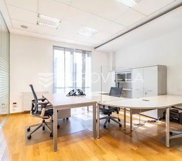 Zagreb, Radnička, uredski poslovni prostor s dva garažna parkirna mjesta, 55 m²