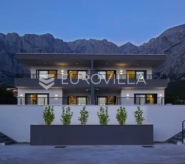 Makarska, vila s bazenom i panoramskim pogledom - cover