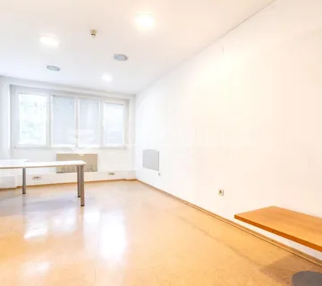 Zagreb, Savica, poslovni prostor uredske namjene 452 m2 na 2. katu poslovne zgrade - Žitnjak