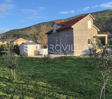 Šibenik, Boraja, kuća u izgradnji na velikoj parceli - cover