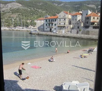 Vis, Komiža, tradicionalna kamena kuća na plaži - cover