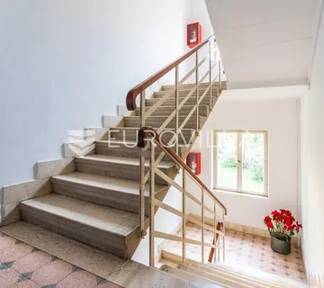 Split, Firule, trosoban stan površine 96m2, vrhunska lokacija - cover