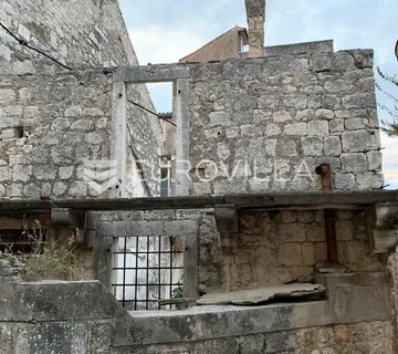 Brač, Milna, kamena kuća za potpunu renovaciju u centru mjesta - cover