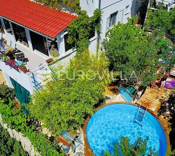 Hvar, kuća na tri etaže s dodatnim građevinskim zemljištem - cover