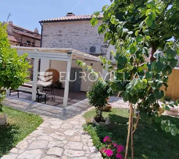 Istra, Galižana, renovirana kamena kuća s dodatnim objektom, bazenom i okućnicom