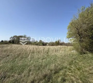 Istra, okolica Žminja, građevinsko zemljište 1408 m² - Balići I, Žminj