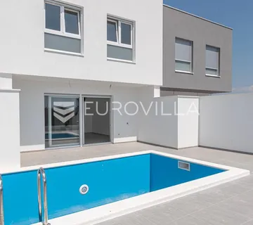 Vodice, moderna kuća u nizu s bazenom i privatnim vrtom, C2