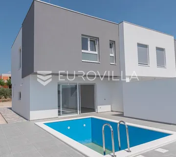 Vodice, moderna kuća u nizu s bazenom i privatnim vrtom, C1