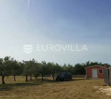 Rovinj, poljoprivredno zemljište veličine 4798 m2 sa upisanim objektima - cover
