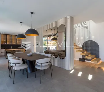Istra, Rovinjsko selo, moderna novogradnja 222m2 s bazenom