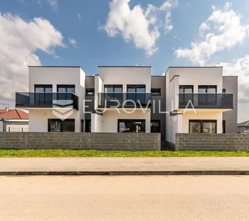 Prelog, kuća u nizu površine 107,75 m²